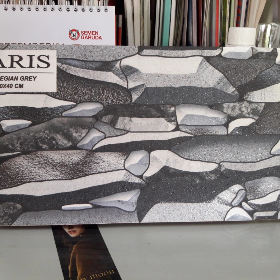 Paris Legian Grey 20x40
